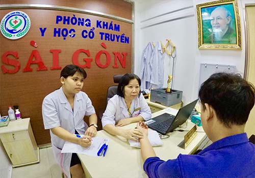 Bác sĩ Nguyễn Thùy Ngoan đang thăm khám cho người bệnh